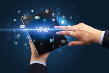 Katlanabilir akıllı telefonu olan bir iş adamı. Yazı, sosyal ağ konsepti.