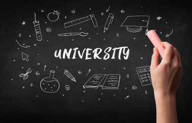 Tahtaya beyaz tebeşirle el çizimi UNIVERSITY yazması, eğitim kavramı