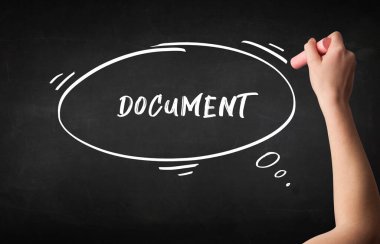 Tahtaya beyaz tebeşirle yazılmış el çizimi DOCUMENT yazısı, eğitim kavramı