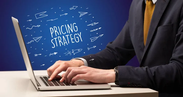 Affärsman Som Arbetar Bärbar Dator Med Pricing Strategy Inskription Online — Stockfoto