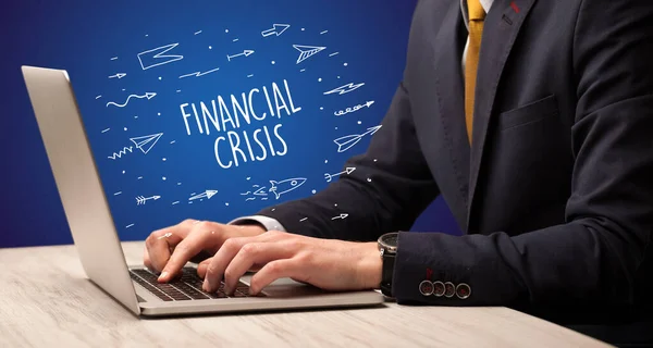 Podnikatel Pracující Notebooku Nápisem Finanční Krize Line Nákupní Koncept — Stock fotografie