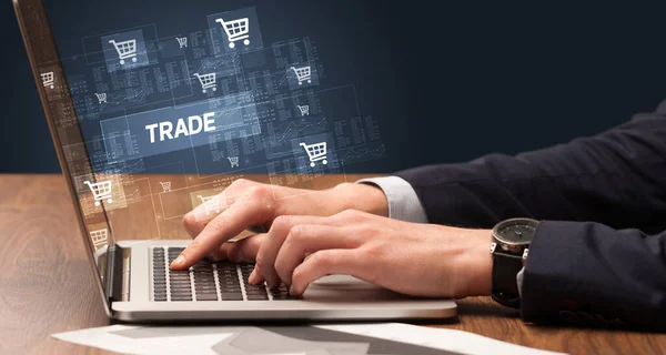 Biznesmen Pracujący Laptopie Napisem Trade Koncepcja Zakupów Online — Zdjęcie stockowe