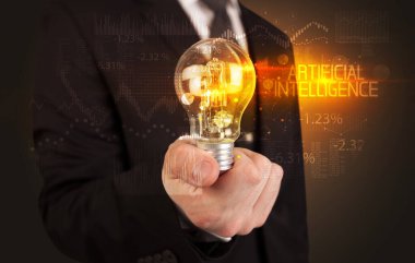 İş adamı elinde Yapay Zeka yazısıyla ampul tutuyor. İş teknolojisi kavramı.