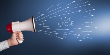 Genç kız oyuncak mağazası yazısıyla megafonla bağırıyor, alışveriş konsepti