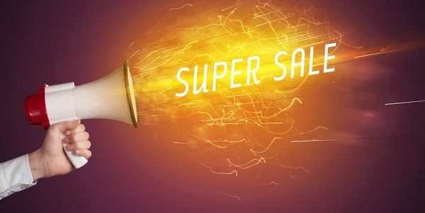 Fiatal Lány Kiabálás Hangosbeszélőben Super Sale Felirattal Online Vásárlási Koncepció — Stock Fotó