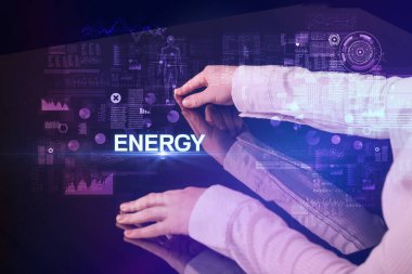 İşadamı enERGY yazısıyla büyük ekrana dokunuyor, modern teknoloji konsepti.