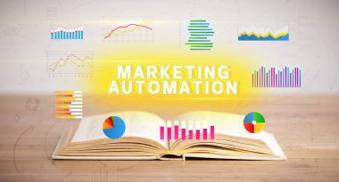 MARKETING AUTOMATION yazıtları ile açık kitap, yeni iş konsepti