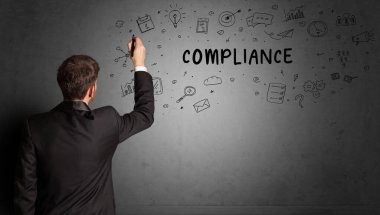 İş adamı, COMPLIANCE yazıtları ve iş stratejisi konseptiyle yaratıcı bir fikir çizimi yapıyor.