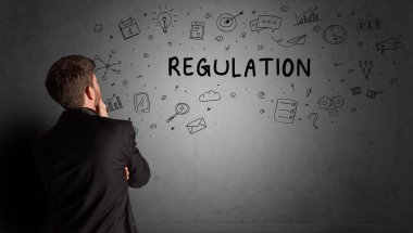 İş adamı, REGULATION yazıtları ve iş stratejisi konseptiyle yaratıcı bir fikir çizimi yapıyor.