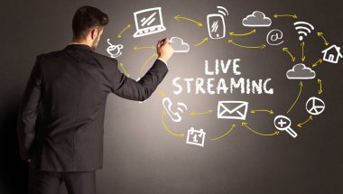 LIVE STREAMING yazıt ile sosyal medya simgeleri çizen işadamı, yeni medya kavramı