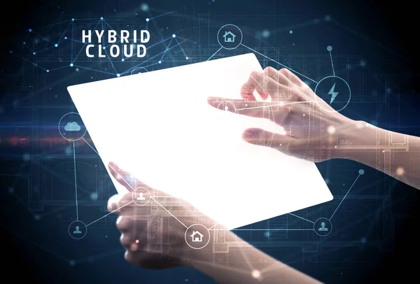 Проведение Футуристического Планшета Надписью Hybrid Cloud Концепция Кибербезопасности — стоковое фото