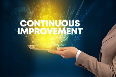 KONTINUOUS İMPROVEMENT yazıt, yenilikçi teknoloji konsepti ile bir dokunmatik ekran yakın çekim