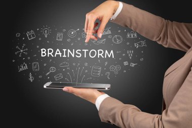 BRAINSTORM yazıtları, sosyal medya kavramı ile bir dokunmatik ekran yakın plan