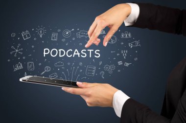 PODCASTS yazıtları, sosyal medya kavramına sahip bir dokunmatik ekran yakın plan