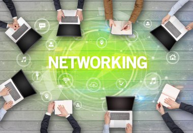 NETworking Insciption, sosyal ağ konsepti ile toplantı yapan bir grup insan