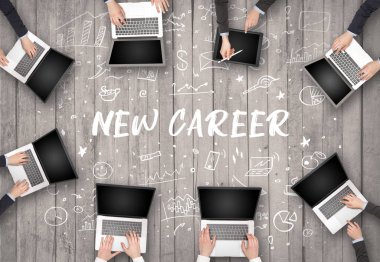YENİ CAREER yazıtları ve ortak çalışma kavramı ile birlikte çalışan bir grup iş adamı