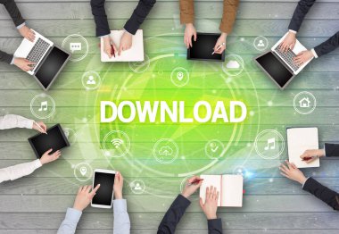 DOWNLOAD içgüdü, sosyal ağ konsepti ile toplantı yapan bir grup insan