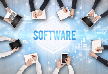 SOFTWARE yazıtları, modern teknoloji konsepti olan bir ofiste çalışan meşgul insanlar grubu