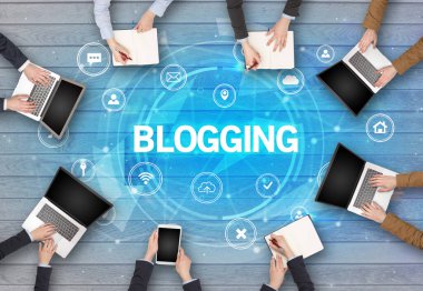 BLOGING içgüdü, sosyal ağ konsepti ile toplantı yapan bir grup insan
