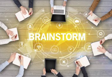BRAINSTORM ile toplantı yapan bir grup insan, sosyal ağ konsepti