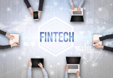 FINTECH yazıtları, modern teknoloji konsepti olan bir ofiste çalışan meşgul insanlar grubu