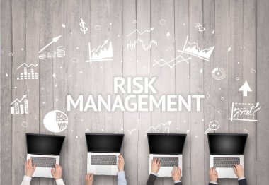 RISK MANAGEMENT yazıtları ve başarılı iş konseptiyle bir ofiste çalışan bir grup meşgul insan