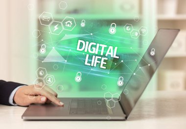 Dizüstü bilgisayar, internet güvenliği ve veri koruma konsepti, engelleme zinciri ve siber güvenlik