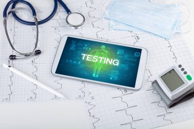 TESTING yazıtları, koronavirüs kavramına sahip tablet pc ve doktor araçları