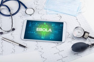 EBOLA yazıtları, koronavirüs kavramına sahip tablet bilgisayar ve doktor araçları