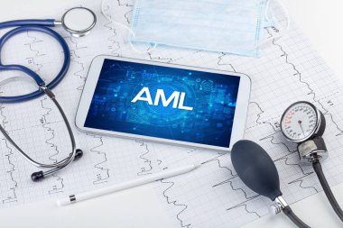AML kısaltmalı bir tabletin yakın plan görüntüsü, tıbbi konsept