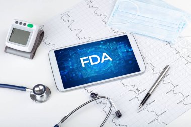 FDA kısaltması olan bir tabletin yakın çekim görüntüsü, tıbbi kavram