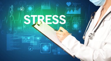 Genç doktor STRESS yazıtları ve sağlık konseptiyle notlar yazıyor.