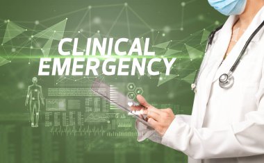 Doktor panoya CLINICAL EMERGENCY yazıtları, tıbbi tanı kavramı içeren notlar yazar