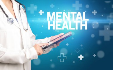 Doktor panoya MENTAL Sağlık yazısını, ilk yardım kavramını içeren notlar yazar.