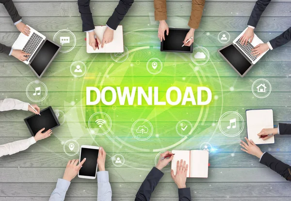 DOWNLOAD içgüdü, sosyal ağ konsepti ile toplantı yapan bir grup insan