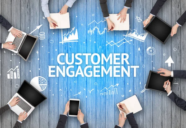 Група Зайнятих Людей Працюють Офісі Написом Customer Engagation Концепція Успішного — стокове фото