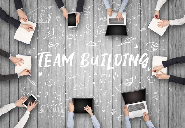 Grupp Affärsmän Som Arbetar Kontoret Med Team Building Inskription Coworking — Stockfoto