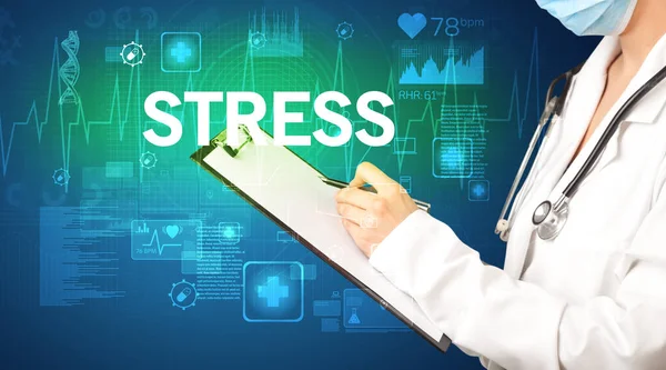 Genç doktor STRESS yazıtları ve sağlık konseptiyle notlar yazıyor.