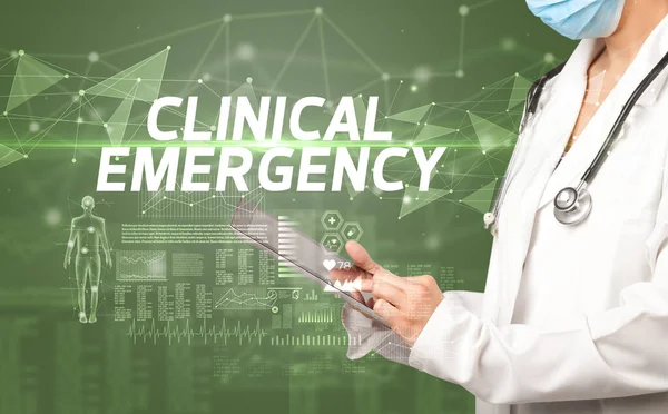 Doktor panoya CLINICAL EMERGENCY yazıtları, tıbbi tanı kavramı içeren notlar yazar