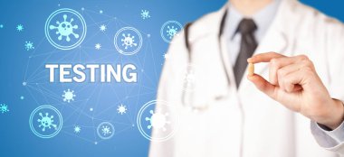 Doktor, TESTING yazıtları ve koronavirüs konseptiyle hap veriyor.