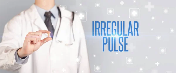 Крупним Планом Лікар Дає Таблетку Написом Irregular Pulse Медична Концепція — стокове фото