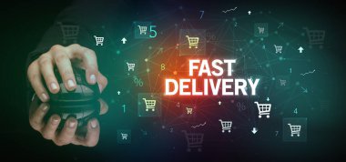 FAST DELIVERY yazıtları ve online alışveriş konseptiyle el ele tutuşmak