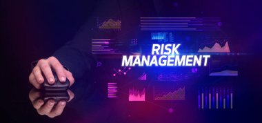 RISK MANAGEMENT yazıtları ve siber iş konseptiyle el ele tutuşmak