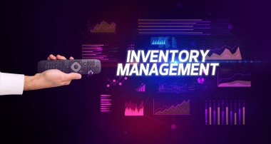 InVENTORY MANAGEMENT yazıtları ve siber iş konseptiyle el ele tutuşmak
