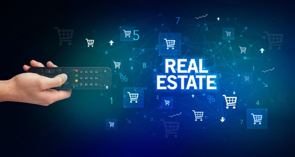 Ruční Držení Bezdrátového Periferního Zařízení Nápisem Real Estate Koncept Online — Stock fotografie