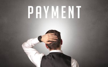 Ödeme yazısı ve siber güvenlik kavramına sahip bir işadamının arka görünüşü