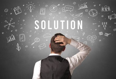 SOLUTION yazıtları ve modern iş konsepti olan bir iş adamının arka görüşü