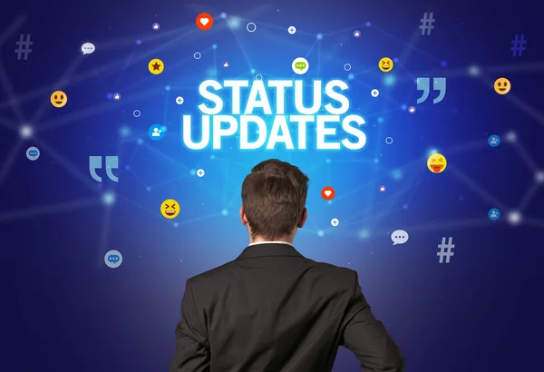Achteraanzicht Van Een Zakenman Met Status Updates Inscriptie Social Networking — Stockfoto