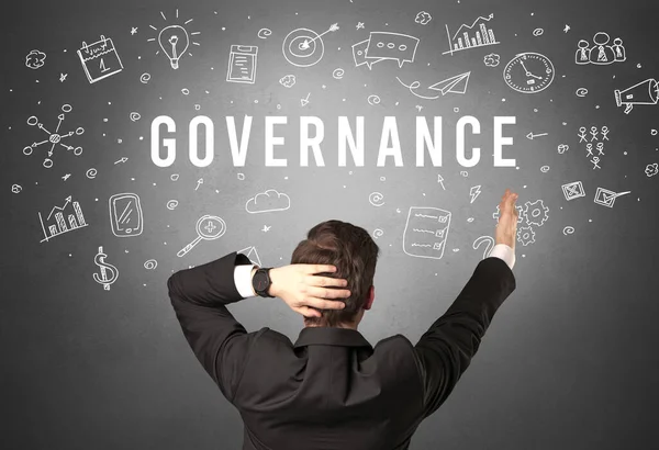 GOVERNANCE yazıtları, modern iş konsepti olan bir işadamının arka görüşü