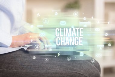 Bir tabletin yakın plan araması İklim değişikliği yazıtları, modern teknoloji konsepti